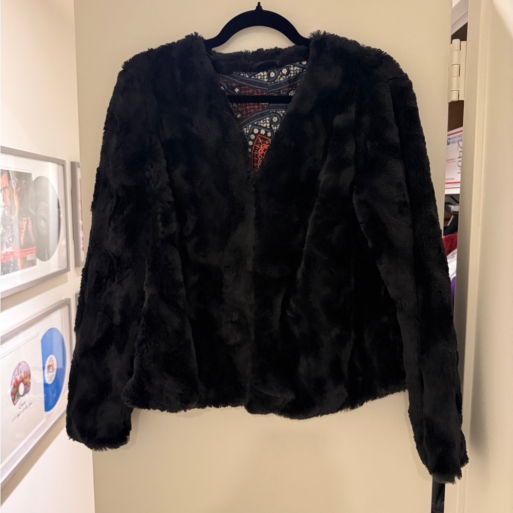 NWT Dolce Cabo Women's Black Faux Fur Jacket with designed interior